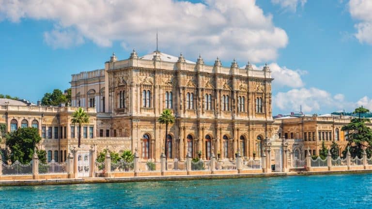 Dolmabahçe Sarayı: Bir İmparatorluğun Denize Baktığı Yer
